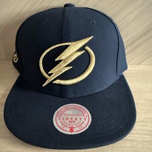 TAMPA BAY LIGHTNING NHL HOCKEY SNAPBACK BLACK WITH GOLD EMBLEM HAT MITCHELL NESS
